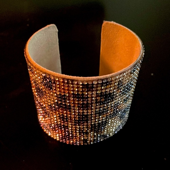 Animal 🦒 Print Sparkly Cuff Bracelet - Picture 1 of 2